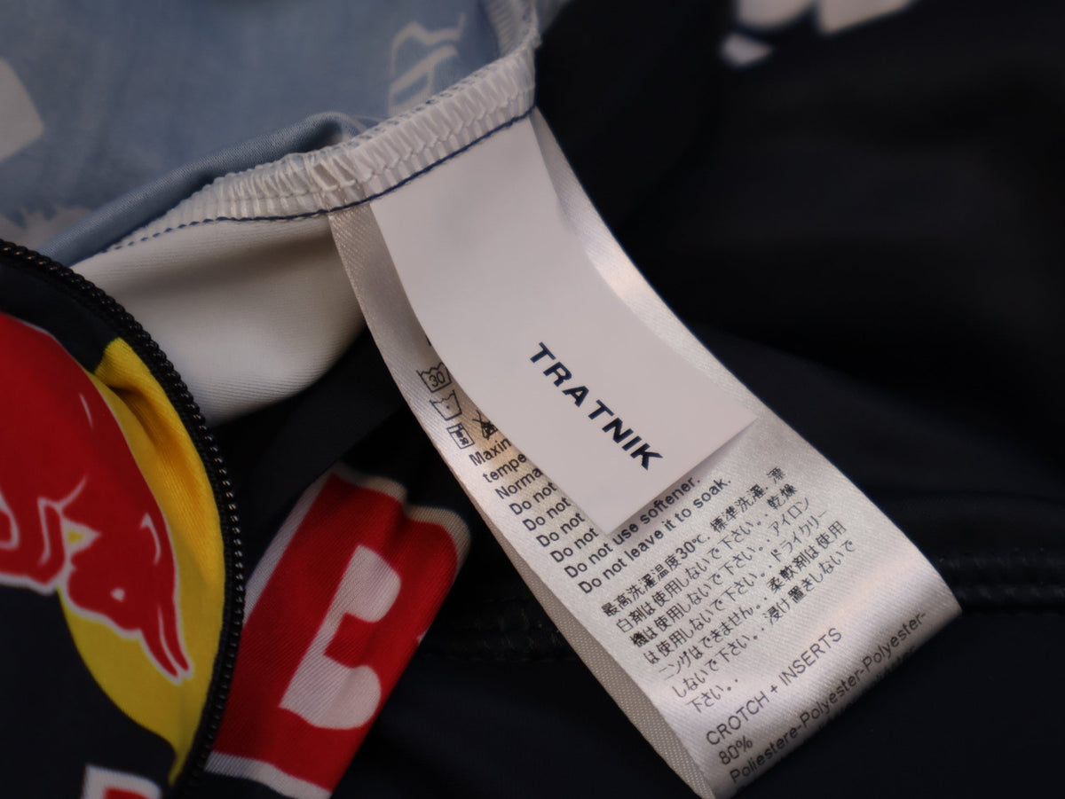 Anzug - BOH von Specialized, Red Bull BORA hansgrohe Aero Skinsuit Kurzarm Specialized vor USEDBIKES-OB.DE Hintergrund