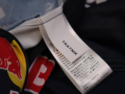 Anzug - BOH von Specialized, Red Bull BORA hansgrohe Aero Skinsuit Kurzarm Specialized vor USEDBIKES-OB.DE Hintergrund