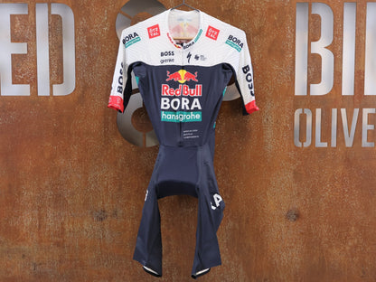 Anzug - BOH von Specialized, Red Bull BORA hansgrohe Aero Skinsuit Kurzarm Specialized vor USEDBIKES-OB.DE Hintergrund