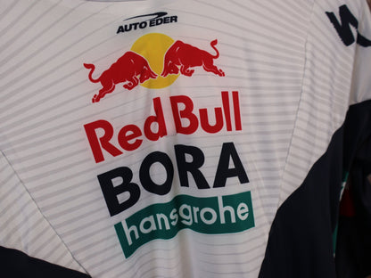 Anzug - BOH von Specialized, Red Bull BORA hansgrohe Aero Skinsuit Langarm Specialized vor USEDBIKES-OB.DE Hintergrund
