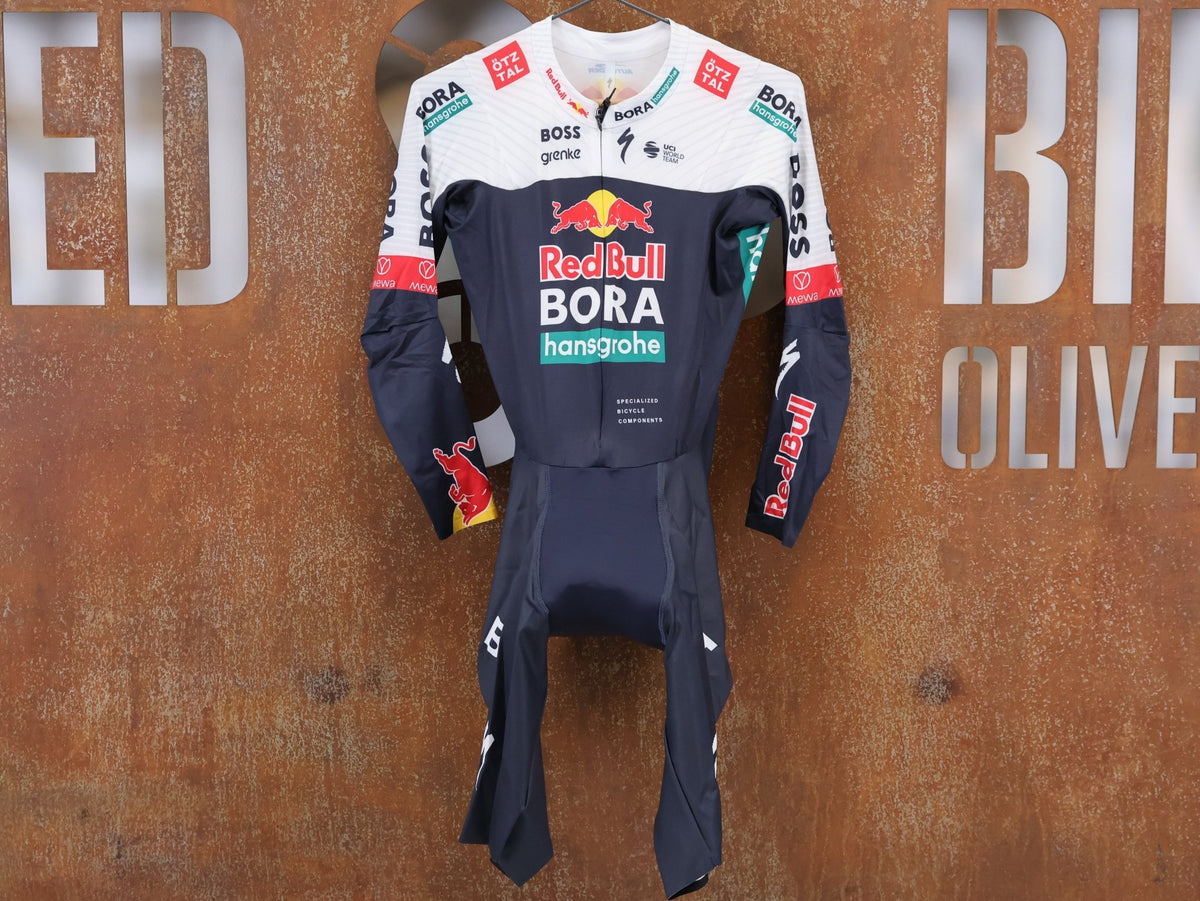 Anzug - BOH von Specialized, Red Bull BORA hansgrohe Aero Skinsuit Langarm Specialized vor USEDBIKES-OB.DE Hintergrund