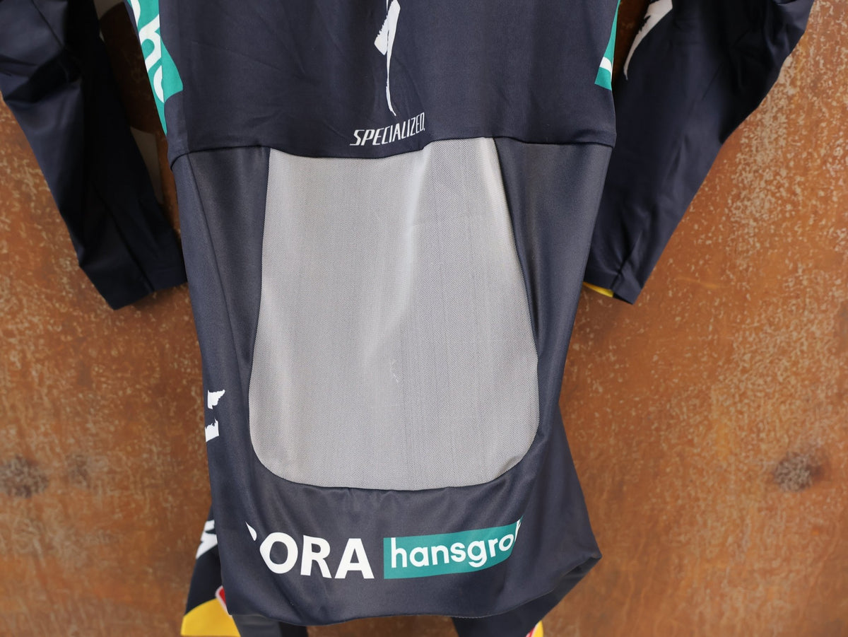 Anzug - BOH von Specialized, Red Bull BORA hansgrohe Aero Skinsuit Langarm Specialized vor USEDBIKES-OB.DE Hintergrund