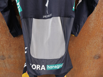 Anzug - BOH von Specialized, Red Bull BORA hansgrohe Aero Skinsuit Langarm Specialized vor USEDBIKES-OB.DE Hintergrund