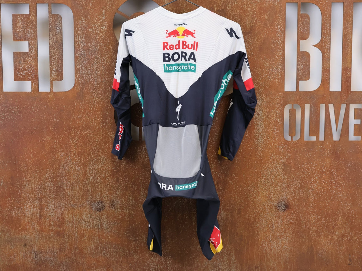 Anzug - BOH von Specialized, Red Bull BORA hansgrohe Aero Skinsuit Langarm Specialized vor USEDBIKES-OB.DE Hintergrund