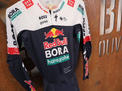 Anzug - BOH von Specialized, Red Bull BORA hansgrohe Aero Skinsuit Langarm Specialized vor USEDBIKES-OB.DE Hintergrund