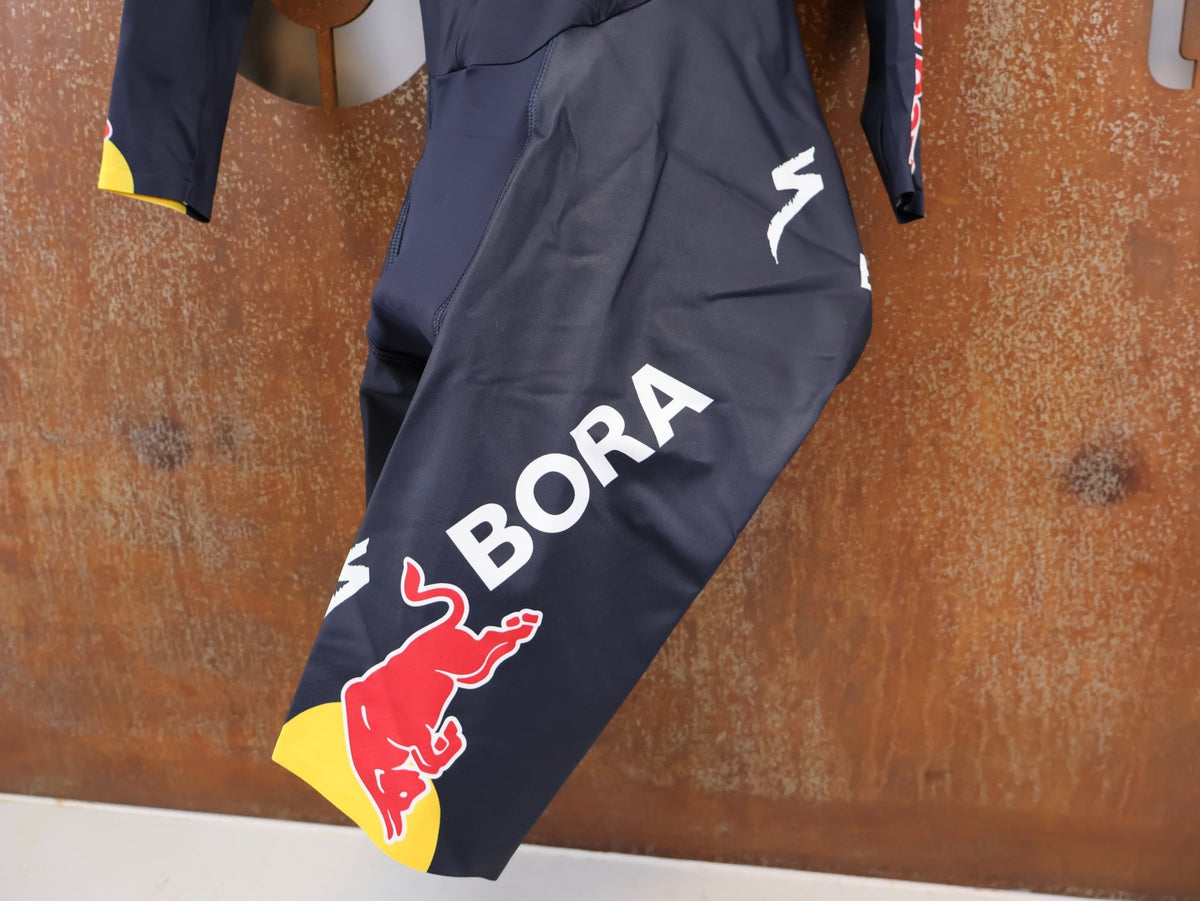 Anzug - BOH von Specialized, Red Bull BORA hansgrohe Aero Skinsuit Langarm Specialized vor USEDBIKES-OB.DE Hintergrund