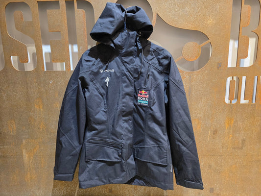 Freizeitbekleidung - BOH von Schöffel, RED BULL - BORA HANSGROHE SCHÖFFEL PRO HIGH - END WETTERSCHUTZJACKE ZIPIN JACKE / DAMEN in variant_title vor USEDBIKES - OB.DE Hintergrund