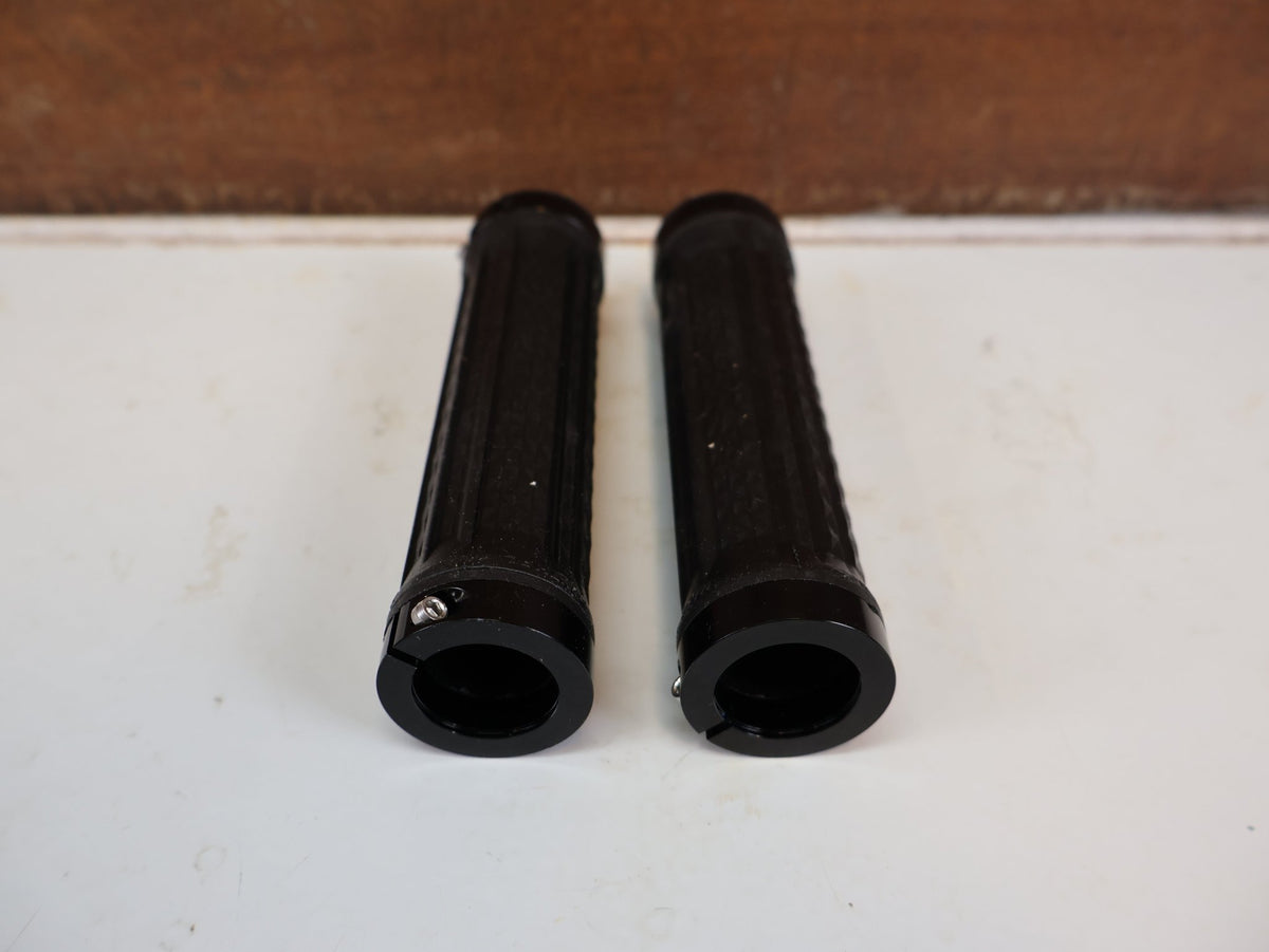 Griffe und Lenkerbänder von Renthal, RENTHAL LOCK-ON GRIFFE TRACTION ULTRA TACKY MTB ENDURO G212 vor USEDBIKES-OB.DE Hintergrund
