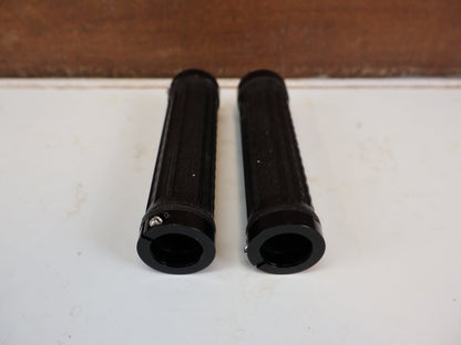 Griffe und Lenkerbänder von Renthal, RENTHAL LOCK-ON GRIFFE TRACTION ULTRA TACKY MTB ENDURO G212 vor USEDBIKES-OB.DE Hintergrund