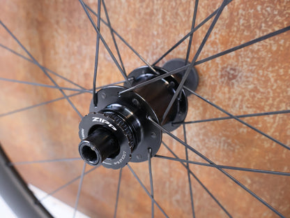 Laufrad/Laufradsatz von Reserve, RESERVE 42 | 49 CARBON LAUFRADSATZ RENNRAD AERO ZIPP NABEN CL vor USEDBIKES-OB.DE Hintergrund