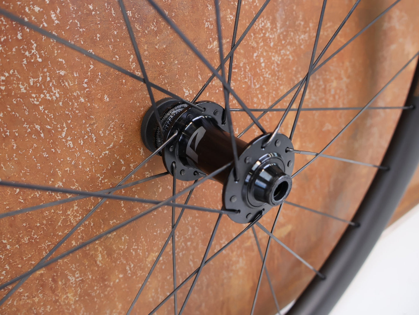 Laufrad/Laufradsatz von Reserve, RESERVE 42 | 49 CARBON LAUFRADSATZ RENNRAD AERO ZIPP NABEN CL vor USEDBIKES-OB.DE Hintergrund