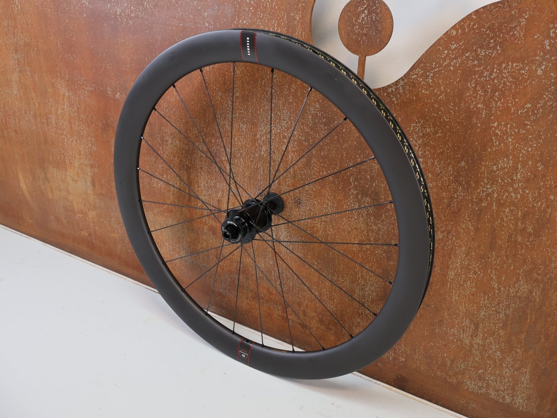Laufrad/Laufradsatz von Reserve, RESERVE 42 | 49 CARBON LAUFRADSATZ RENNRAD AERO ZIPP NABEN CL vor USEDBIKES-OB.DE Hintergrund