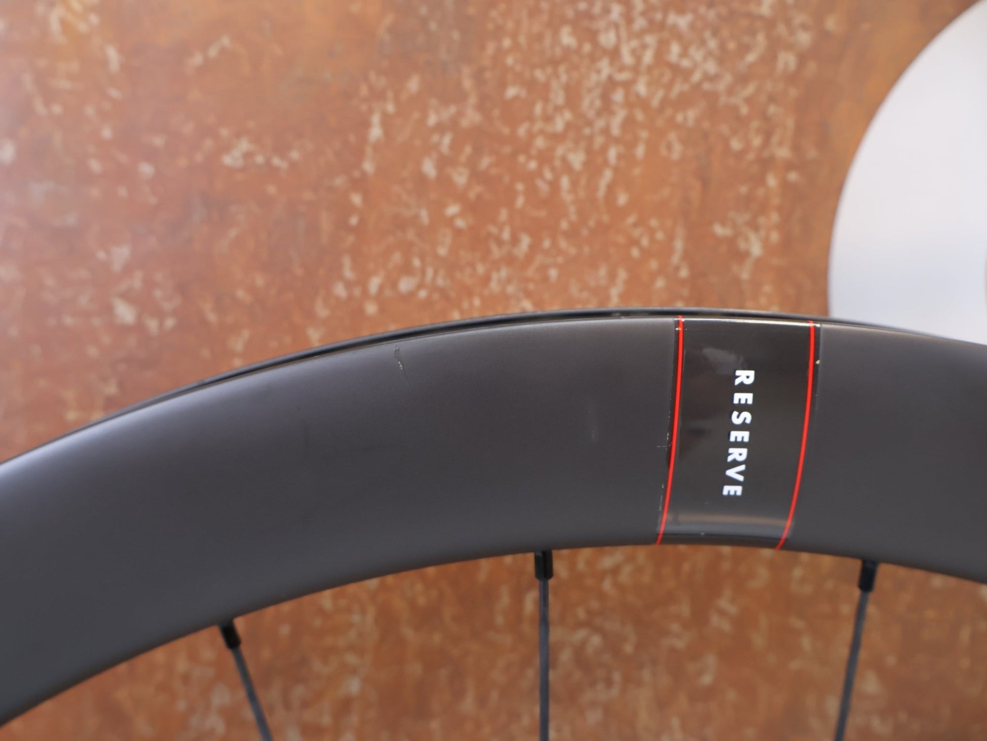 Laufrad/Laufradsatz von Reserve, RESERVE 42 | 49 CARBON LAUFRADSATZ RENNRAD AERO ZIPP NABEN CL vor USEDBIKES-OB.DE Hintergrund
