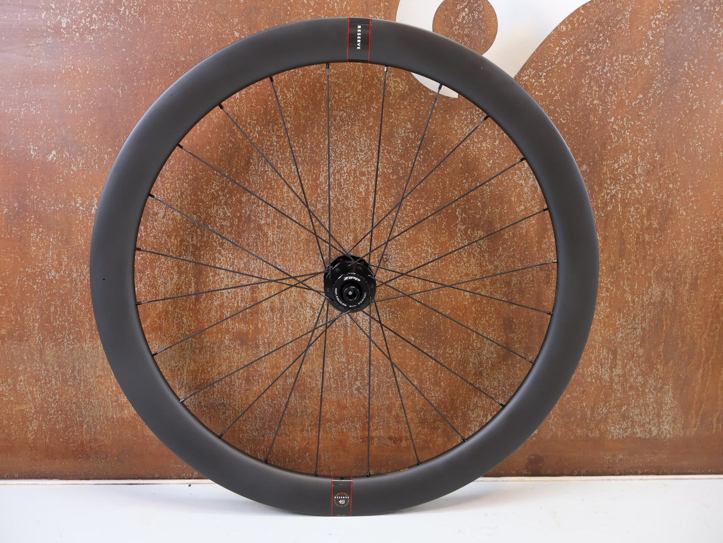 Laufrad/Laufradsatz von Reserve, RESERVE 42 | 49 CARBON LAUFRADSATZ RENNRAD AERO ZIPP NABEN CL vor USEDBIKES-OB.DE Hintergrund