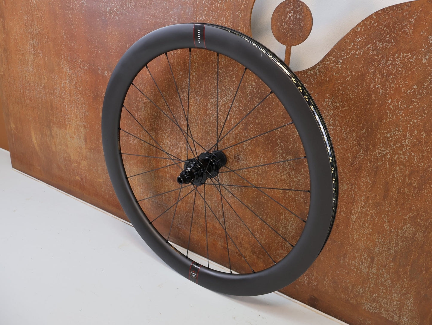 Laufrad/Laufradsatz von Reserve, RESERVE 42 | 49 CARBON LAUFRADSATZ RENNRAD AERO ZIPP NABEN CL vor USEDBIKES-OB.DE Hintergrund