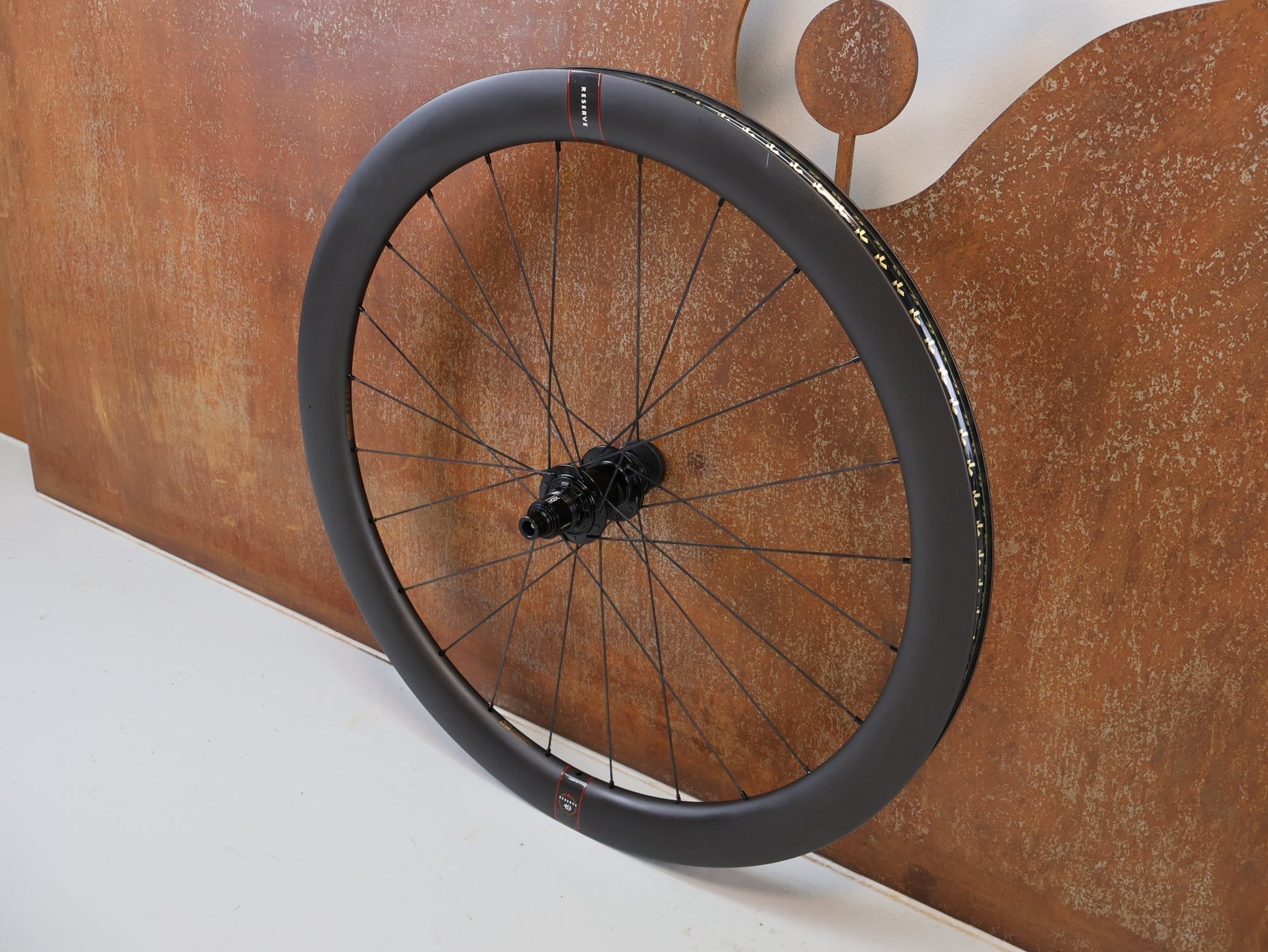 Laufrad/Laufradsatz von Reserve, RESERVE 42 | 49 CARBON LAUFRADSATZ RENNRAD AERO ZIPP NABEN CL vor USEDBIKES-OB.DE Hintergrund