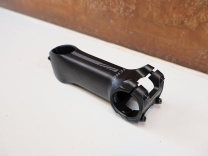 Vorbau von Ritchey, RITCHEY COMP SWITCH / 110 MM / INTEGRATED VORBAU / 31.8 MM / -6 GRAD vor USEDBIKES-OB.DE Hintergrund