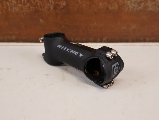 Lenker von Ritchey, RITCHEY WCS 4-AXIS VORBAU 90MM 6 GRAD 31.8 SCHWARZ MATT vor USEDBIKES-OB.DE Hintergrund