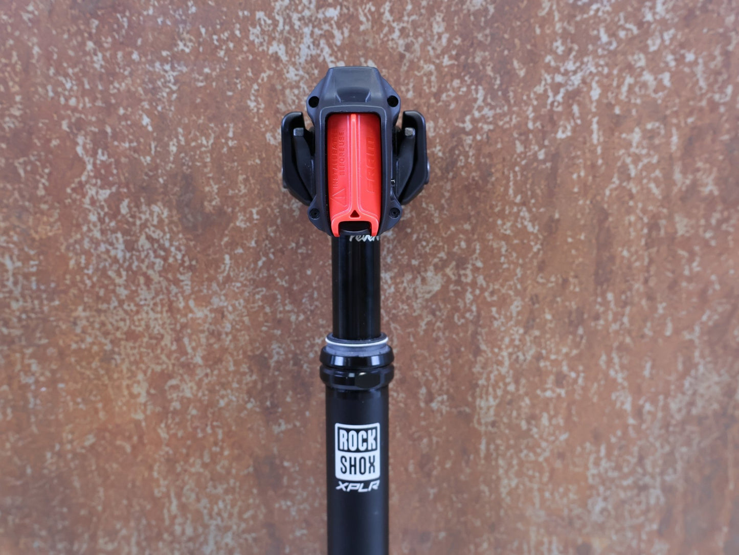 Sattelstütze von Rock Shox, ROCK SHOX REVERB AXS XPLR VARIO SATTELSTÜTZE 27.2X400 50MM vor USEDBIKES-OB.DE Hintergrund