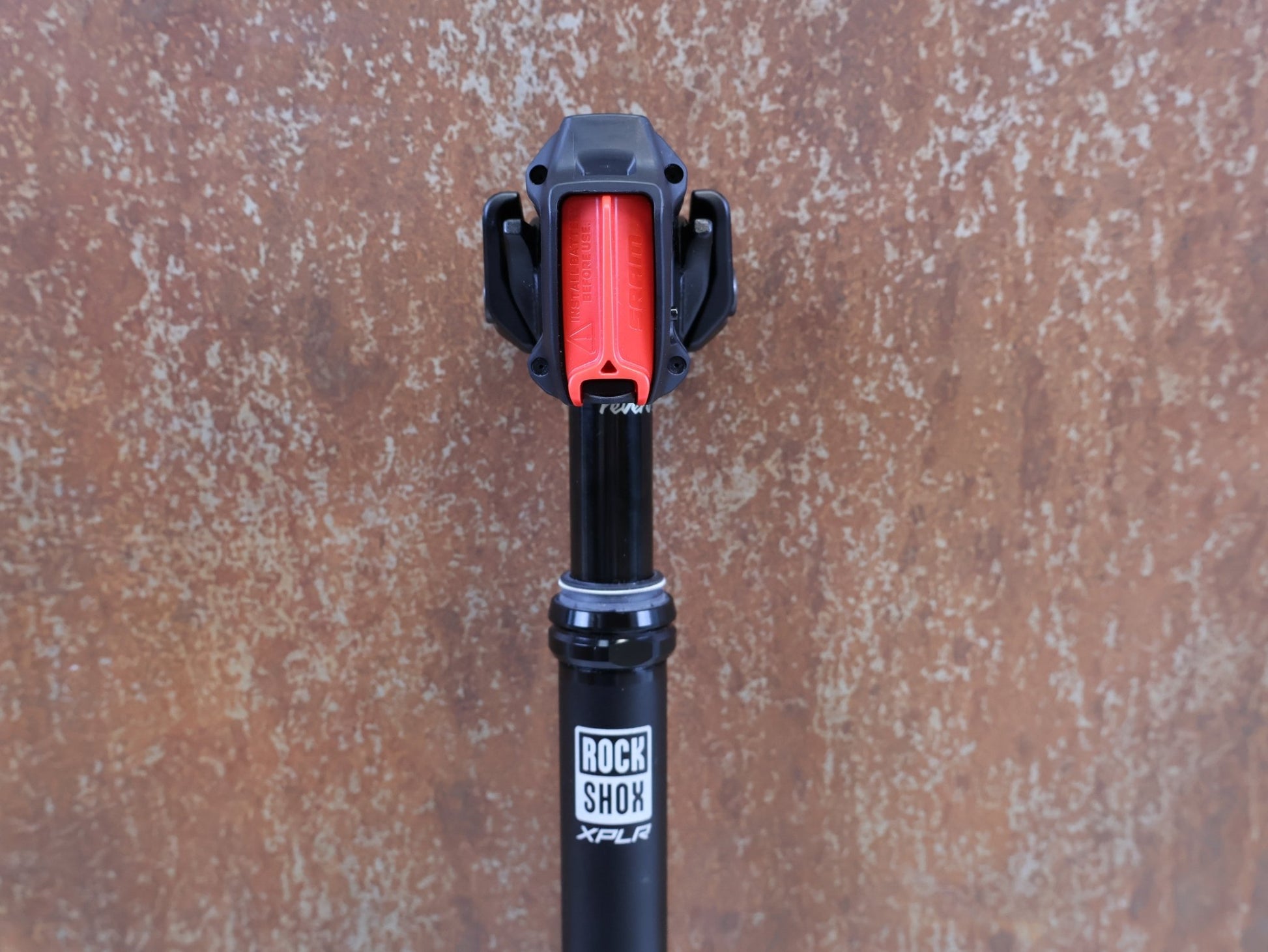 Sattelstütze von Rock Shox, ROCK SHOX REVERB AXS XPLR VARIO SATTELSTÜTZE 27.2X400 50MM vor USEDBIKES-OB.DE Hintergrund