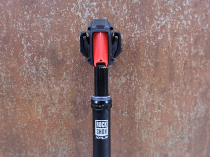 Sattelstütze von Rock Shox, ROCK SHOX REVERB AXS XPLR VARIO SATTELSTÜTZE 27.2X400 50MM vor USEDBIKES-OB.DE Hintergrund