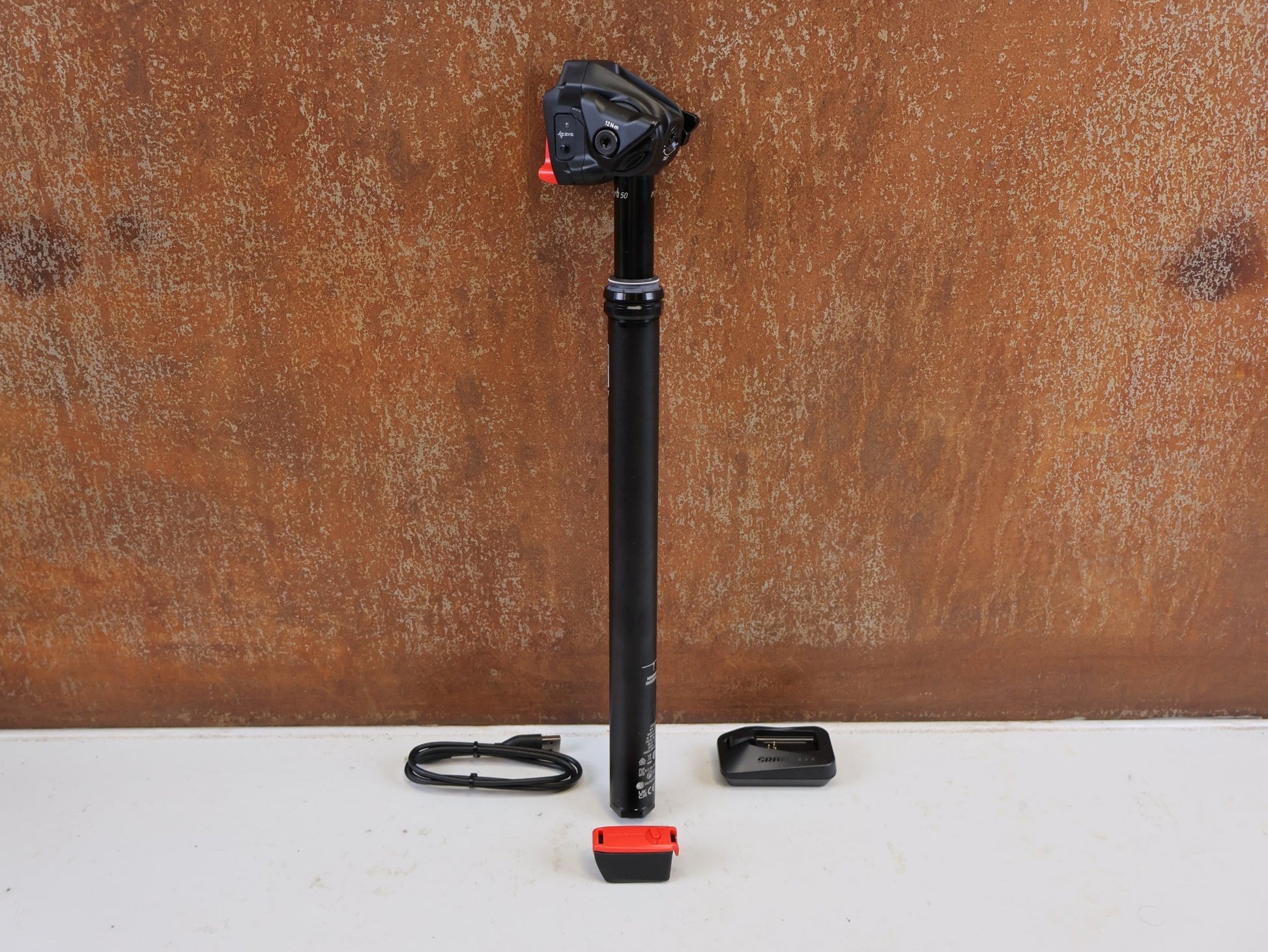 Sattelstütze von Rock Shox, ROCK SHOX REVERB AXS XPLR VARIO SATTELSTÜTZE 27.2X400 50MM vor USEDBIKES-OB.DE Hintergrund
