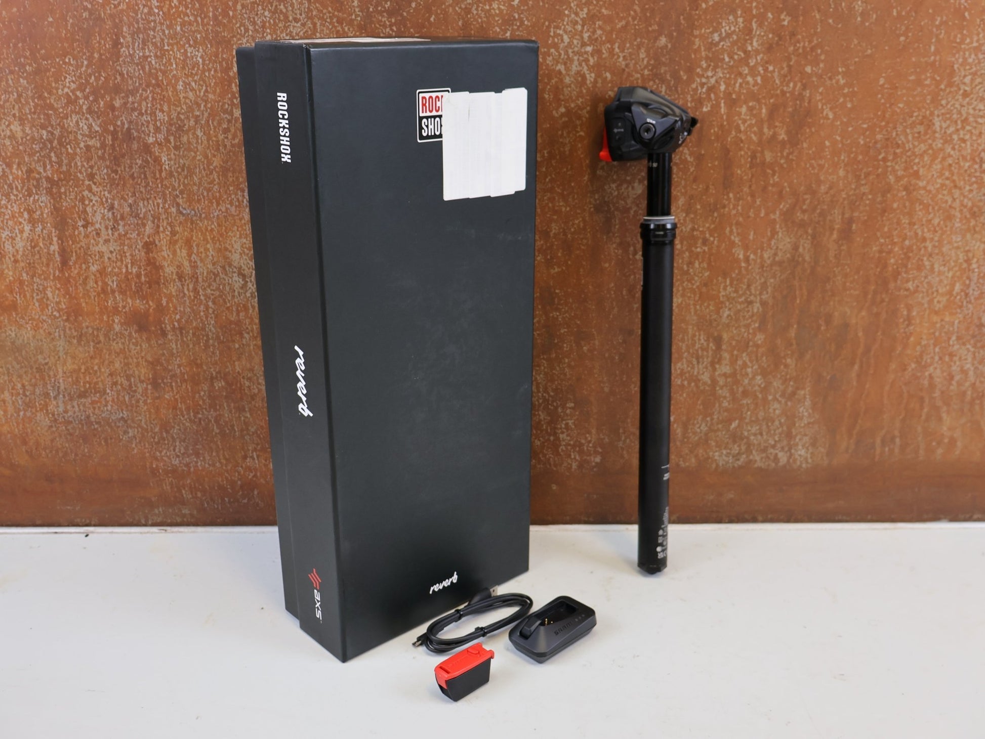 Sattelstütze von Rock Shox, ROCK SHOX REVERB AXS XPLR VARIO SATTELSTÜTZE 27.2X400 50MM vor USEDBIKES-OB.DE Hintergrund