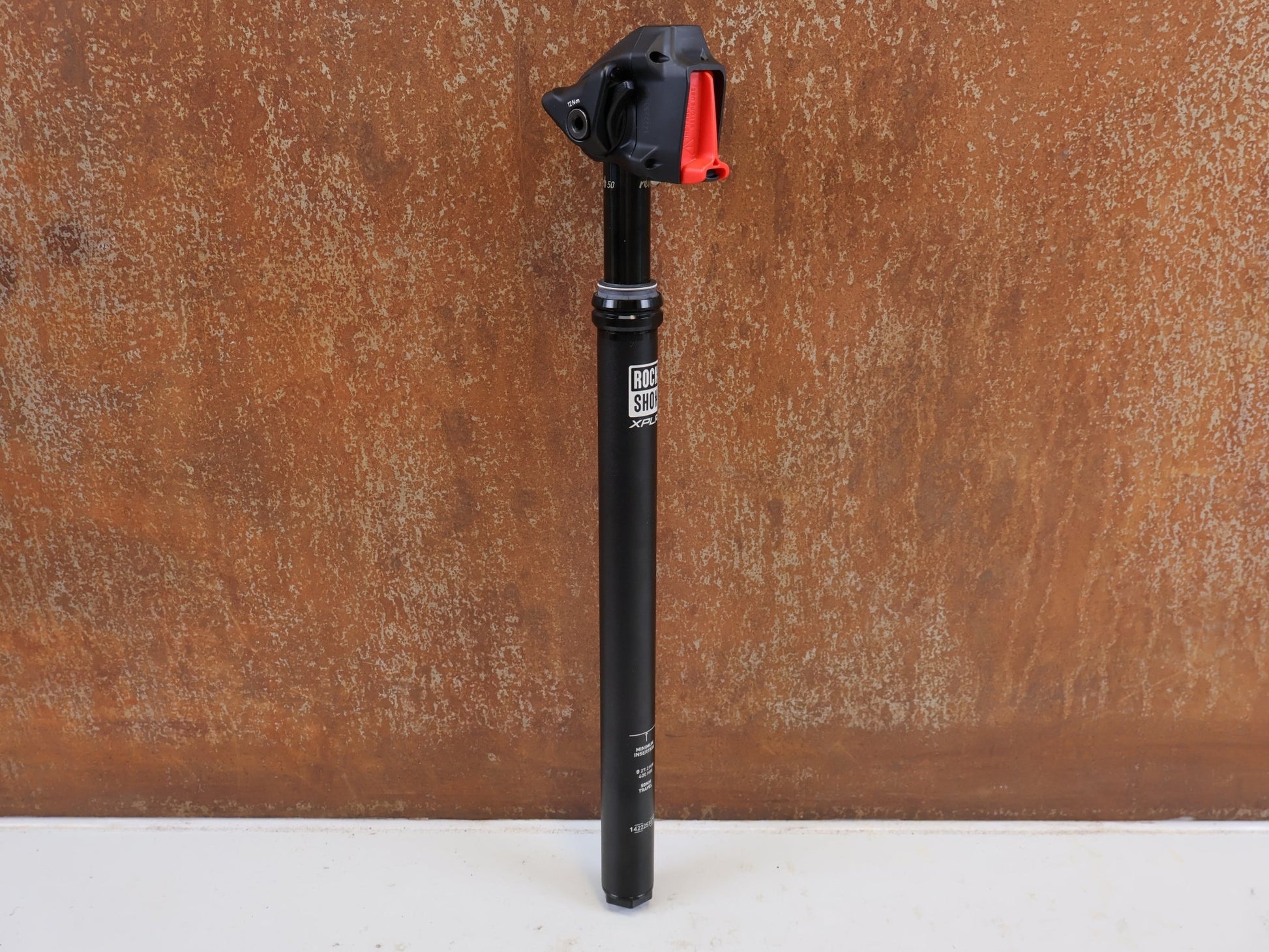 Sattelstütze von Rock Shox, ROCK SHOX REVERB AXS XPLR VARIO SATTELSTÜTZE 27.2X400 50MM vor USEDBIKES-OB.DE Hintergrund