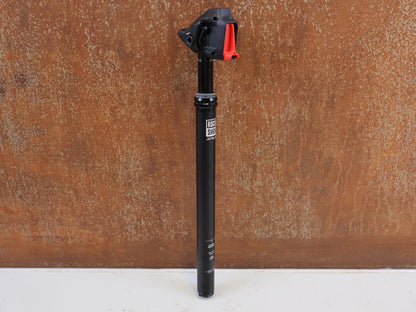 Sattelstütze von Rock Shox, ROCK SHOX REVERB AXS XPLR VARIO SATTELSTÜTZE 27.2X400 50MM vor USEDBIKES-OB.DE Hintergrund