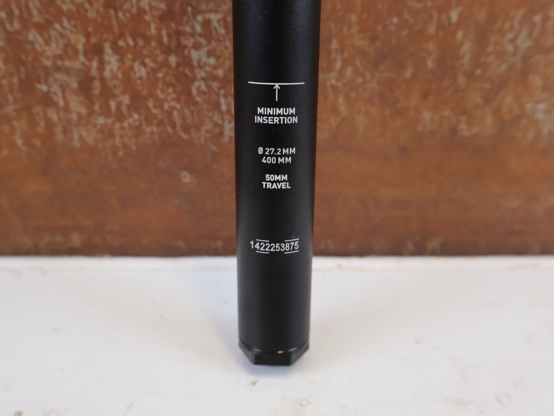 Sattelstütze von Rock Shox, ROCK SHOX REVERB AXS XPLR VARIO SATTELSTÜTZE 27.2X400 50MM vor USEDBIKES-OB.DE Hintergrund