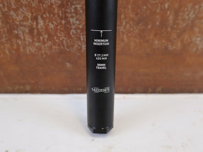 Sattelstütze von Rock Shox, ROCK SHOX REVERB AXS XPLR VARIO SATTELSTÜTZE 27.2X400 50MM vor USEDBIKES-OB.DE Hintergrund