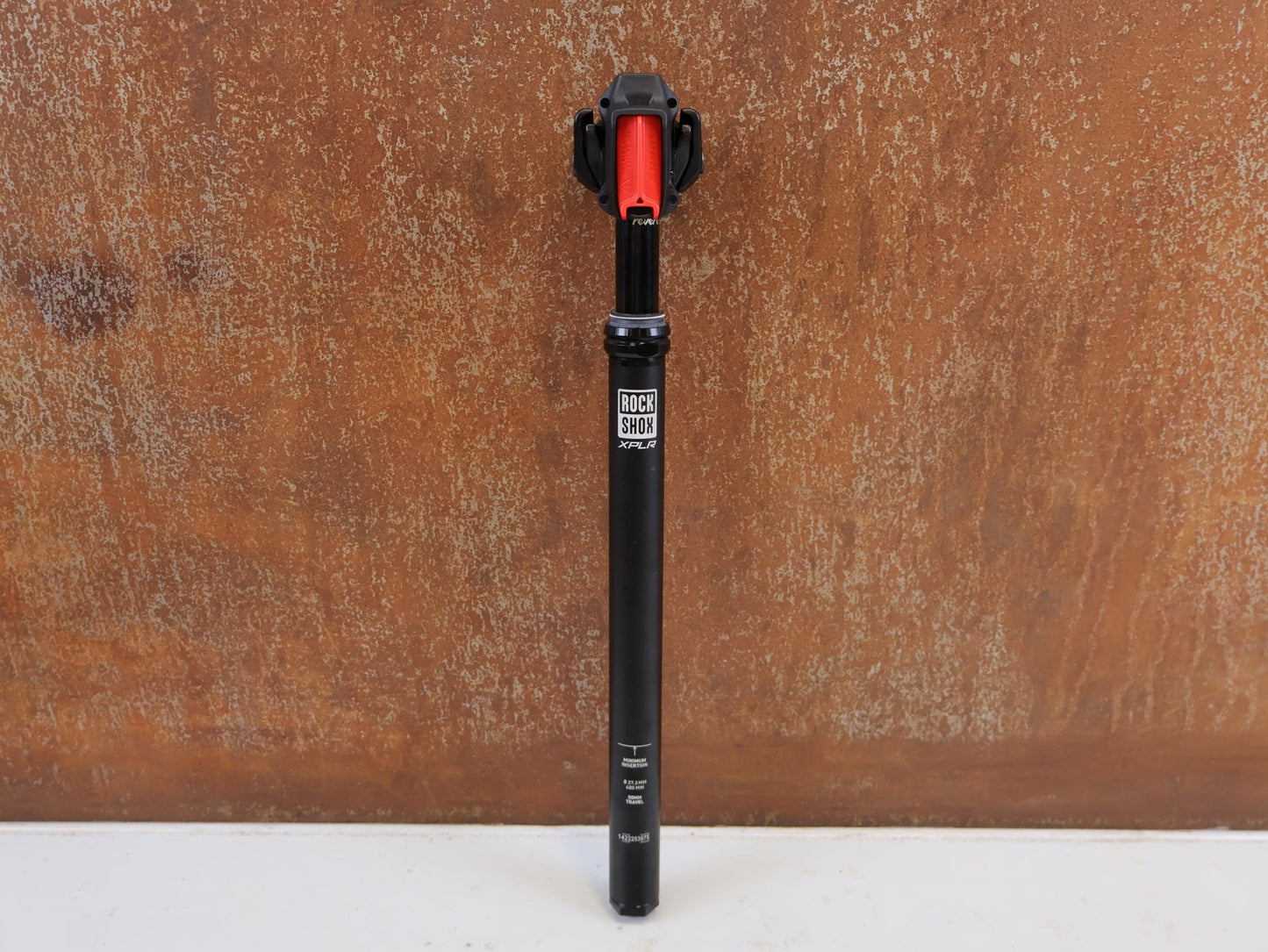 Sattelstütze von Rock Shox, ROCK SHOX REVERB AXS XPLR VARIO SATTELSTÜTZE 27.2X400 50MM vor USEDBIKES-OB.DE Hintergrund