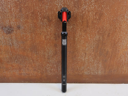 Sattelstütze von Rock Shox, ROCK SHOX REVERB AXS XPLR VARIO SATTELSTÜTZE 27.2X400 50MM vor USEDBIKES-OB.DE Hintergrund