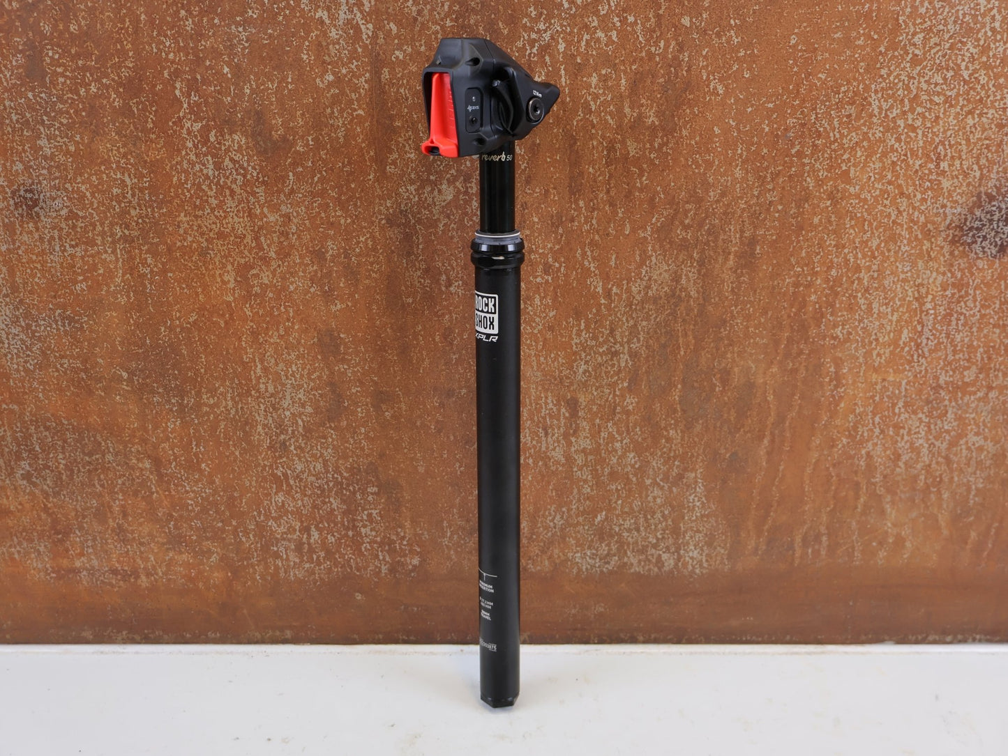 Sattelstütze von Rock Shox, ROCK SHOX REVERB AXS XPLR VARIO SATTELSTÜTZE 27.2X400 50MM vor USEDBIKES-OB.DE Hintergrund
