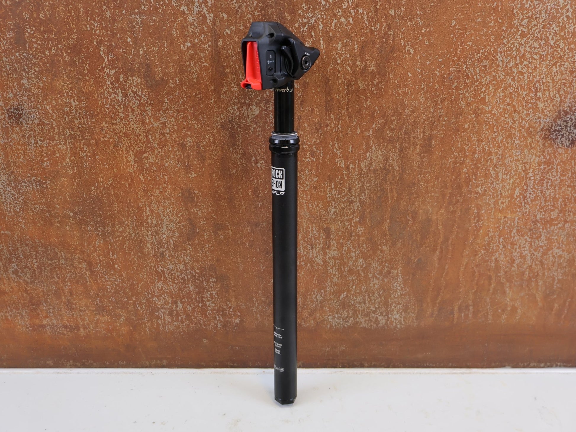 Sattelstütze von Rock Shox, ROCK SHOX REVERB AXS XPLR VARIO SATTELSTÜTZE 27.2X400 50MM vor USEDBIKES-OB.DE Hintergrund