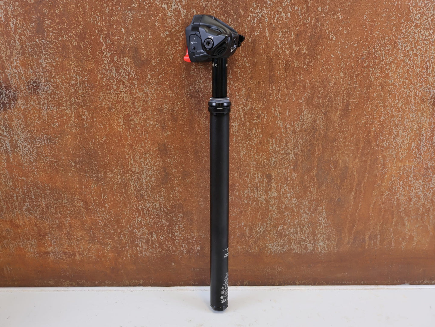 Sattelstütze von Rock Shox, ROCK SHOX REVERB AXS XPLR VARIO SATTELSTÜTZE 27.2X400 50MM vor USEDBIKES-OB.DE Hintergrund