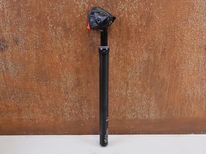 Sattelstütze von Rock Shox, ROCK SHOX REVERB AXS XPLR VARIO SATTELSTÜTZE 27.2X400 50MM vor USEDBIKES-OB.DE Hintergrund