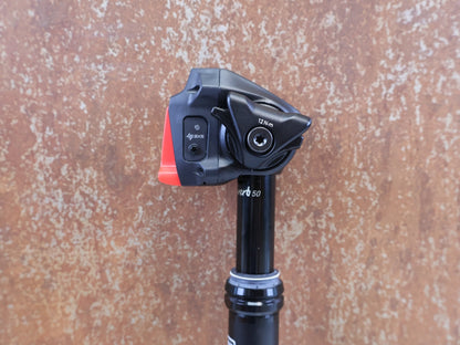 Sattelstütze von Rock Shox, ROCK SHOX REVERB AXS XPLR VARIO SATTELSTÜTZE 27.2X400 50MM vor USEDBIKES-OB.DE Hintergrund