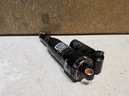 Federgabel & Dämpfer von Rock Shox, ROCK SHOX SUPER DELUXE ULTIMATE DÄMPFER 210X55MM vor USEDBIKES - OB.DE Hintergrund