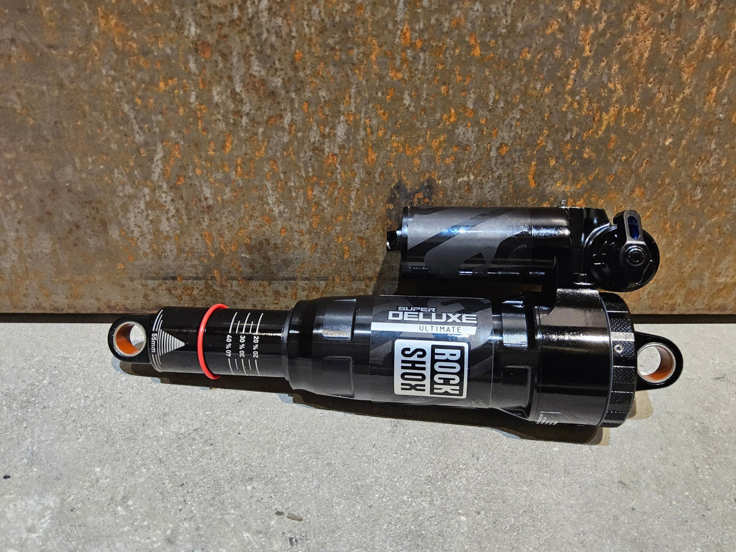 Federgabel & Dämpfer von Rock Shox, ROCK SHOX SUPER DELUXE ULTIMATE DÄMPFER 210X55MM vor USEDBIKES - OB.DE Hintergrund
