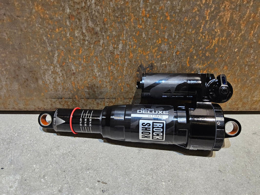 Federgabel & Dämpfer von Rock Shox, ROCK SHOX SUPER DELUXE ULTIMATE DÄMPFER 210X55MM vor USEDBIKES - OB.DE Hintergrund