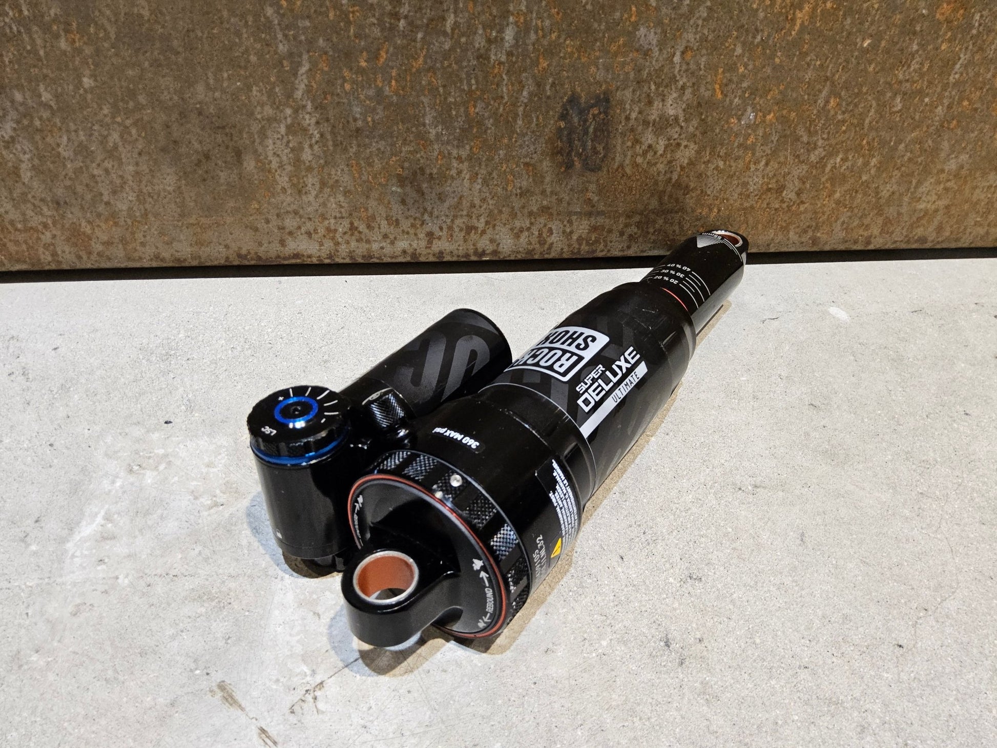 Federgabel & Dämpfer von Rock Shox, ROCK SHOX SUPER DELUXE ULTIMATE DÄMPFER 210X55MM vor USEDBIKES - OB.DE Hintergrund