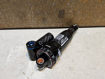 Federgabel & Dämpfer von Rock Shox, ROCK SHOX SUPER DELUXE ULTIMATE DÄMPFER 210X55MM vor USEDBIKES - OB.DE Hintergrund