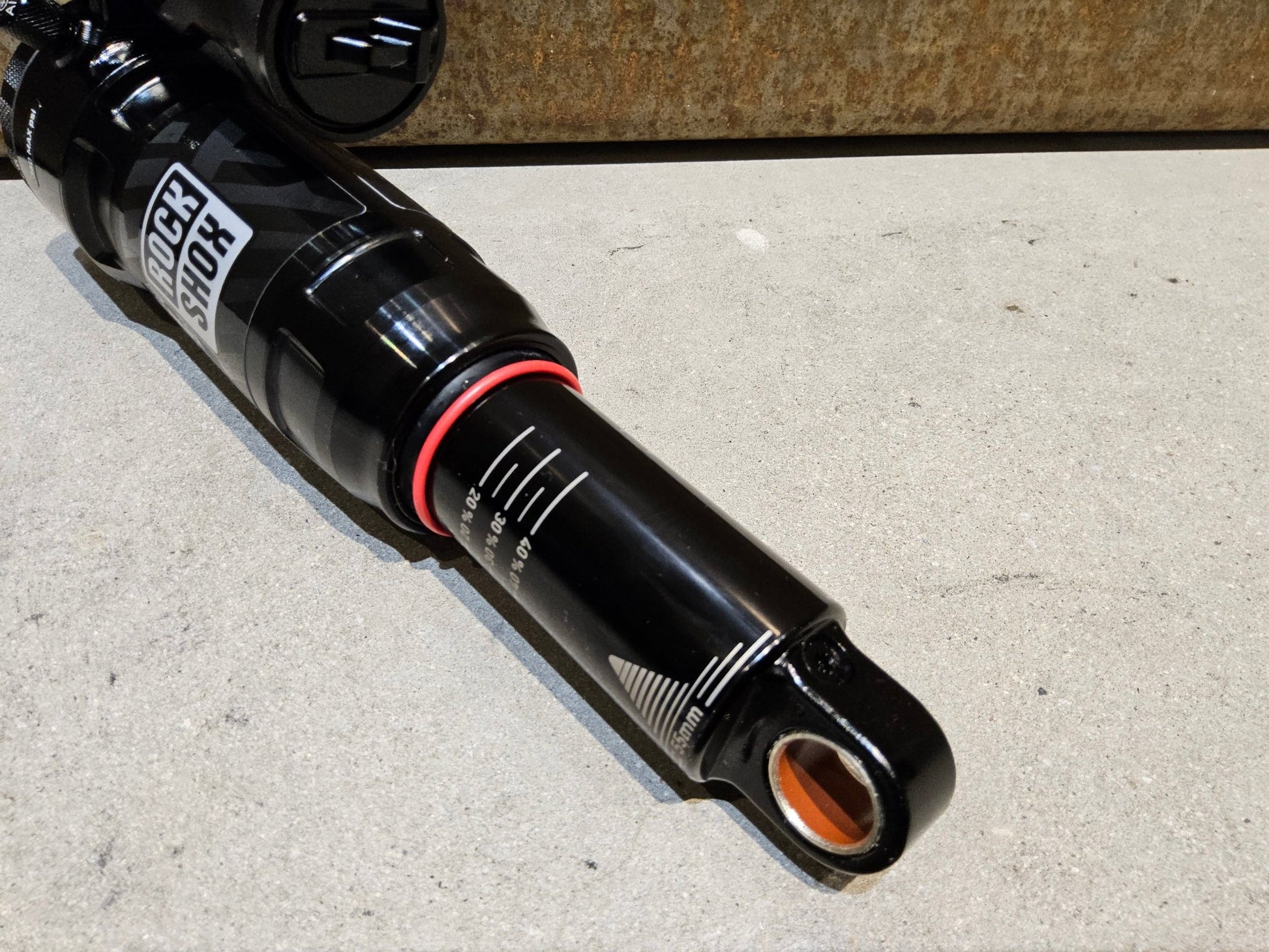 Federgabel & Dämpfer von Rock Shox, ROCK SHOX SUPER DELUXE ULTIMATE DÄMPFER 210X55MM vor USEDBIKES - OB.DE Hintergrund