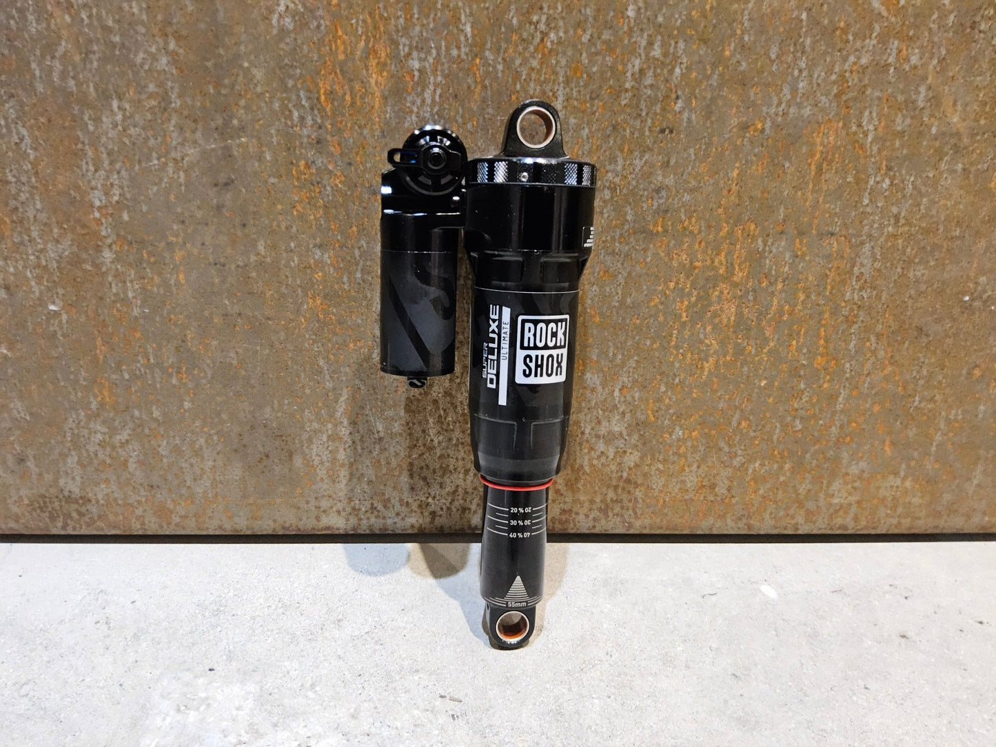 Federgabel & Dämpfer von Rock Shox, ROCK SHOX SUPER DELUXE ULTIMATE DÄMPFER 210X55MM vor USEDBIKES - OB.DE Hintergrund