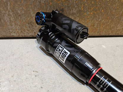Federgabel & Dämpfer von Rock Shox, ROCK SHOX SUPER DELUXE ULTIMATE DÄMPFER 210X55MM vor USEDBIKES - OB.DE Hintergrund
