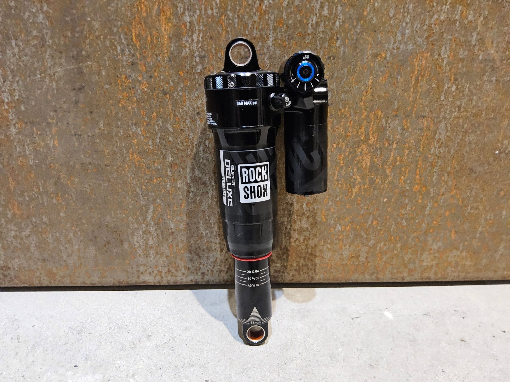 Federgabel & Dämpfer von Rock Shox, ROCK SHOX SUPER DELUXE ULTIMATE DÄMPFER 210X55MM vor USEDBIKES - OB.DE Hintergrund
