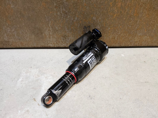 Federgabel & Dämpfer von Rock Shox, ROCK SHOX SUPER DELUXE ULTIMATE DÄMPFER 210X55MM vor USEDBIKES - OB.DE Hintergrund
