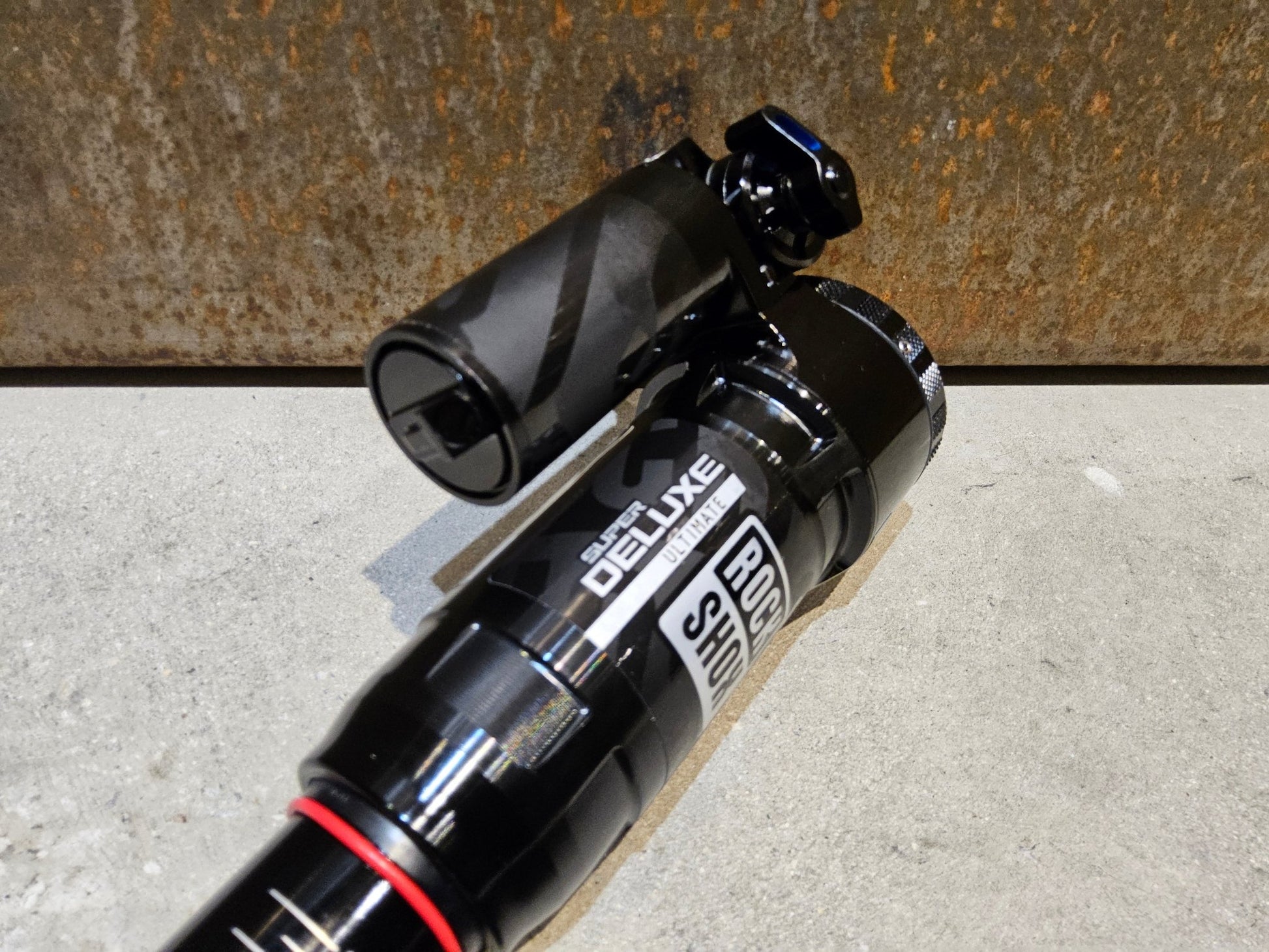 Federgabel & Dämpfer von Rock Shox, ROCK SHOX SUPER DELUXE ULTIMATE DÄMPFER 210X55MM vor USEDBIKES - OB.DE Hintergrund