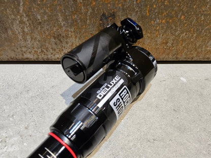 Federgabel & Dämpfer von Rock Shox, ROCK SHOX SUPER DELUXE ULTIMATE DÄMPFER 210X55MM vor USEDBIKES - OB.DE Hintergrund